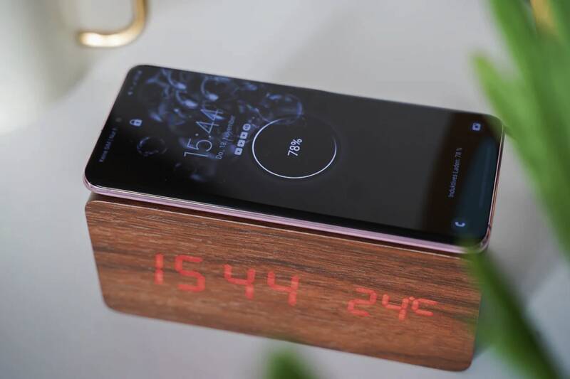 Averwood Nussbaum Holz Wecker Mit Qi Charging (10W)